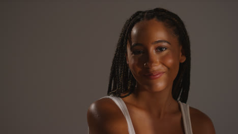 Foto-De-Belleza-De-Estudio-De-Una-Joven-Sonriente-Con-Cabello-Largo-Trenzado-Con-Iluminación-De-Sombra-2